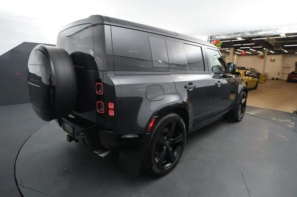 Land Rover Defender photo 5