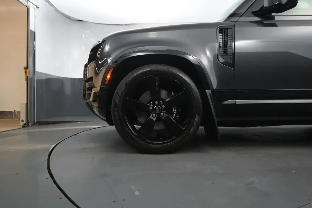 Land Rover Defender photo 10