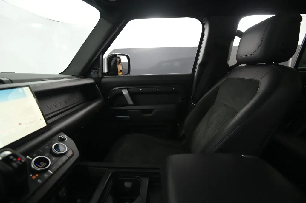 Land Rover Defender photo 33