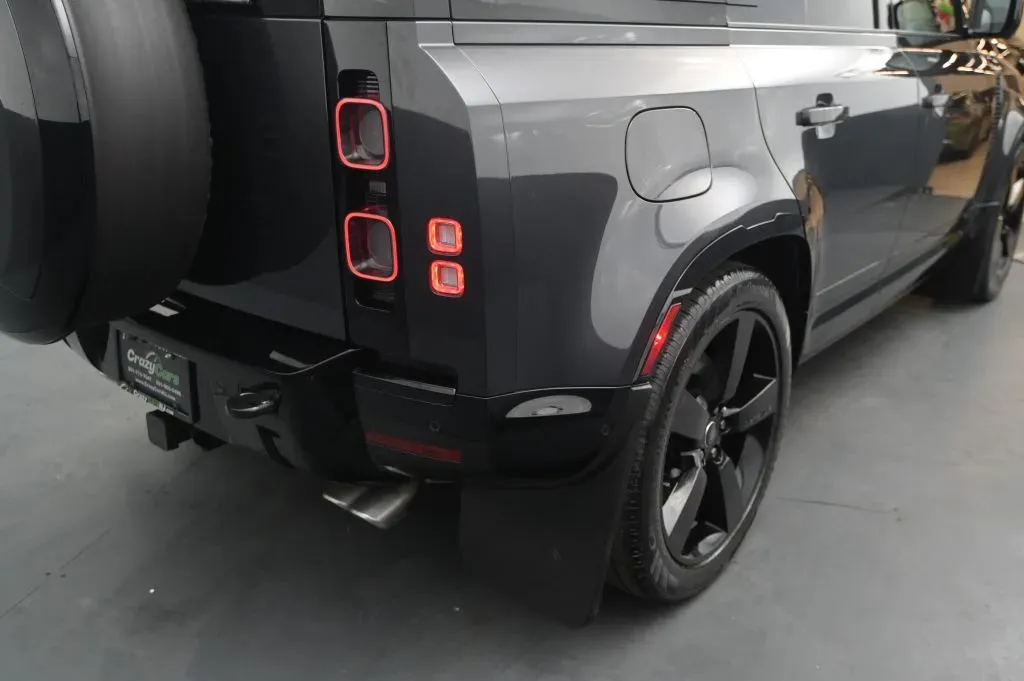 Land Rover Defender photo 18
