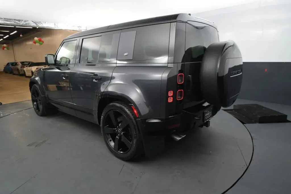 Land Rover Defender photo 3