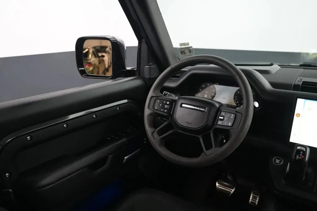 Land Rover Defender photo 39