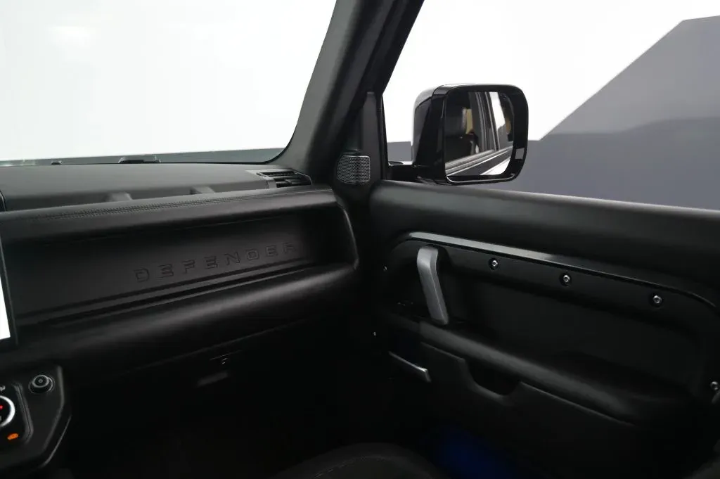 Land Rover Defender photo 38