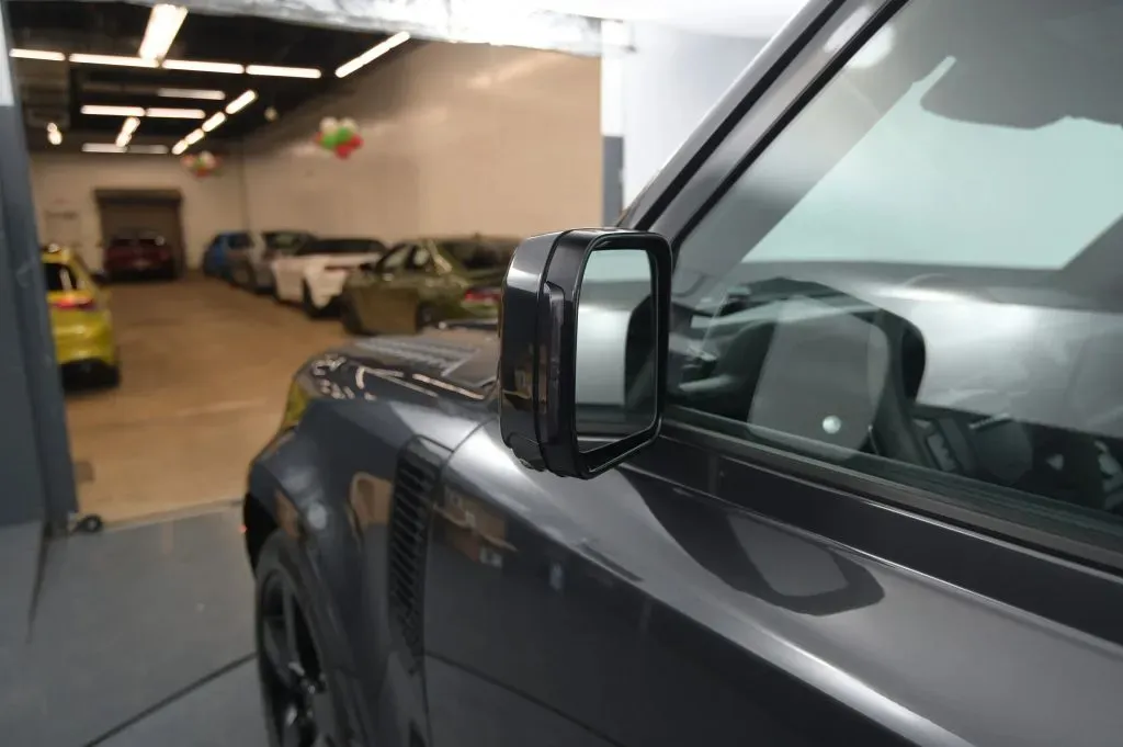 Land Rover Defender photo 12