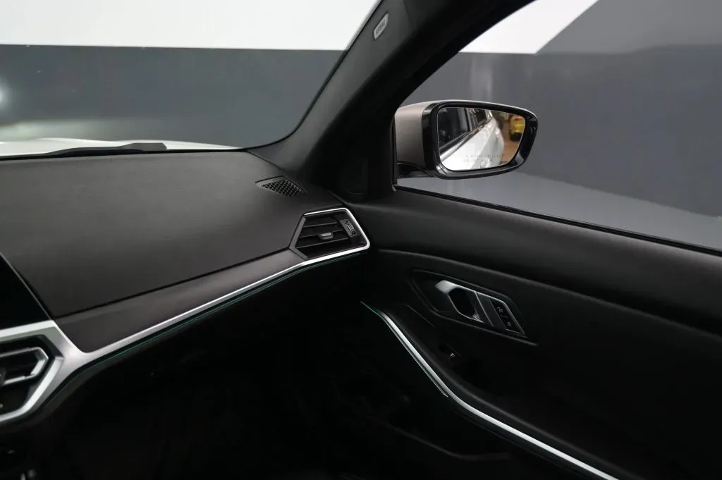 BMW 3 Series photo 34