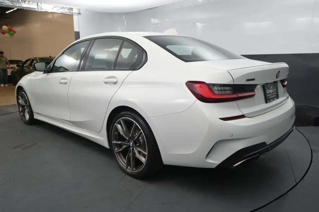 BMW 3 Series photo 3