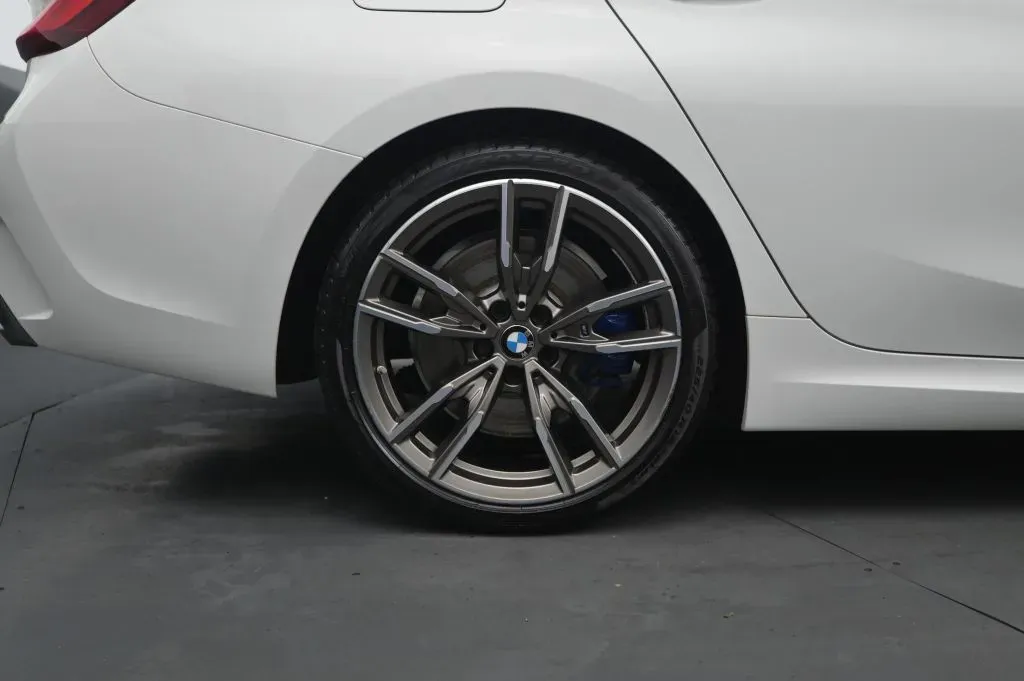 BMW 3 Series photo 18