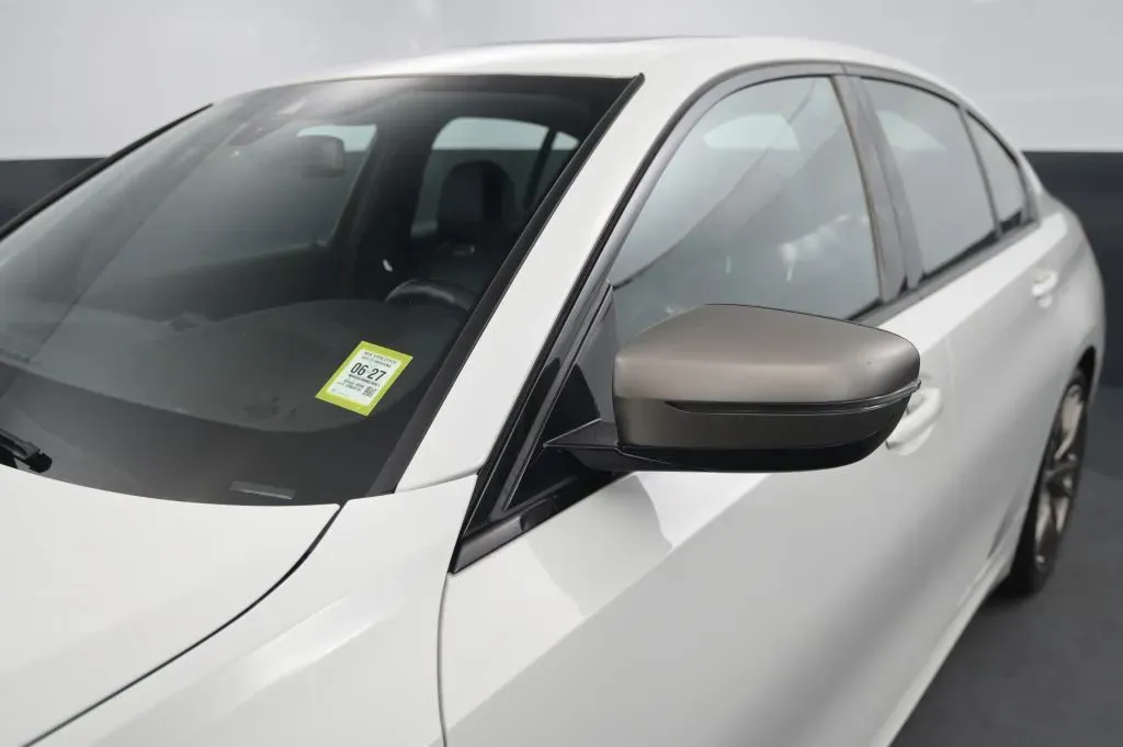 BMW 3 Series photo 11