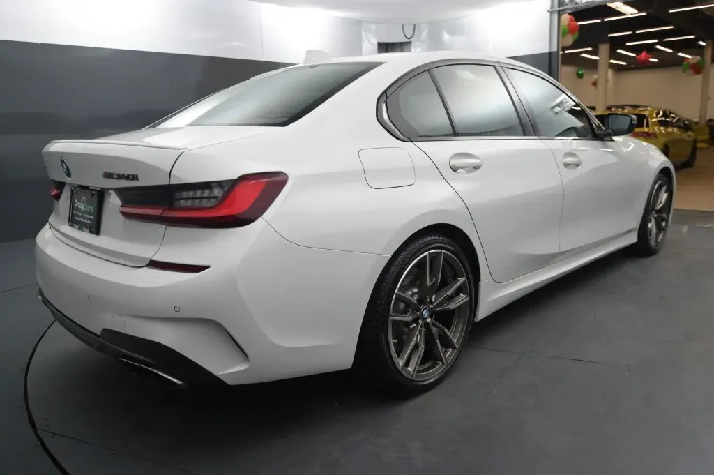 BMW 3 Series photo 5