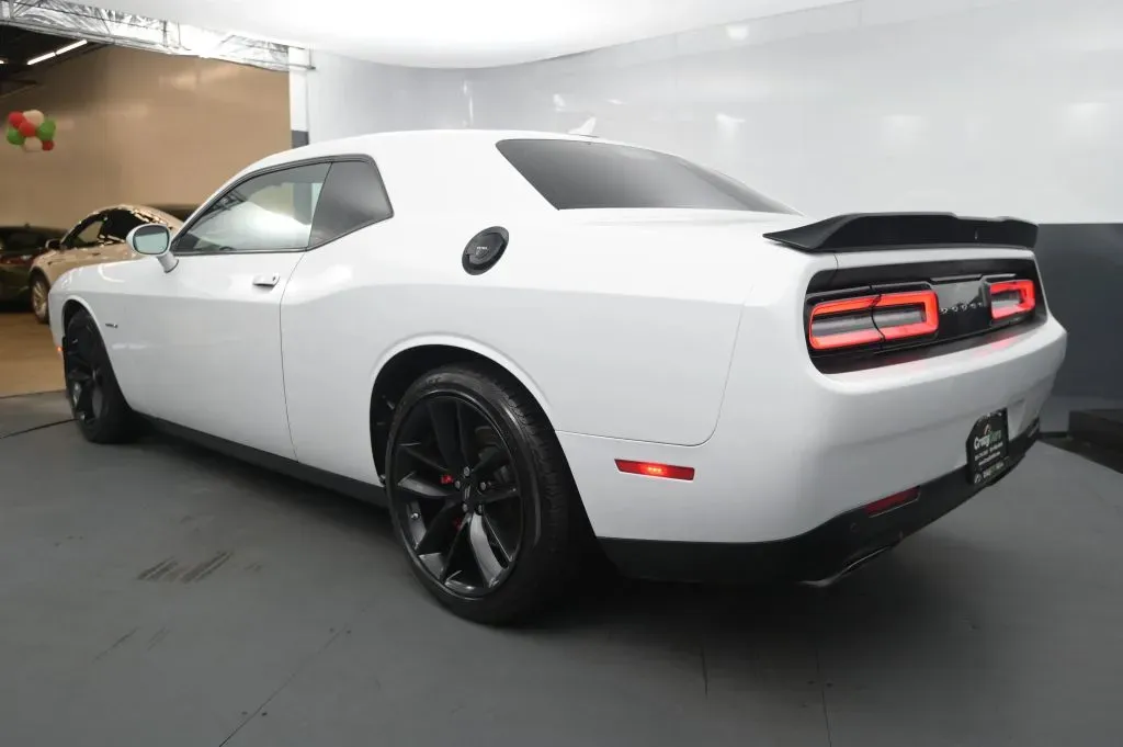 Dodge Challenger photo 3