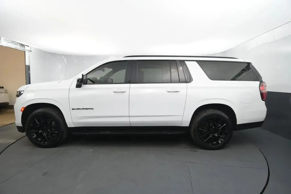 Chevrolet Suburban photo 2