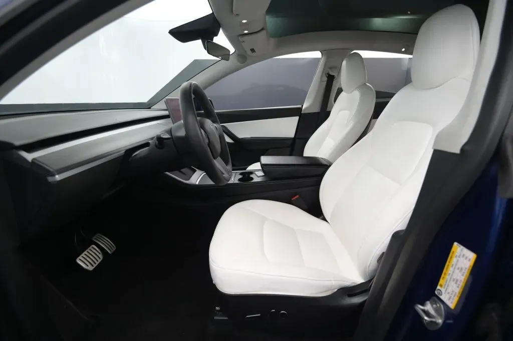Tesla Model Y photo 38