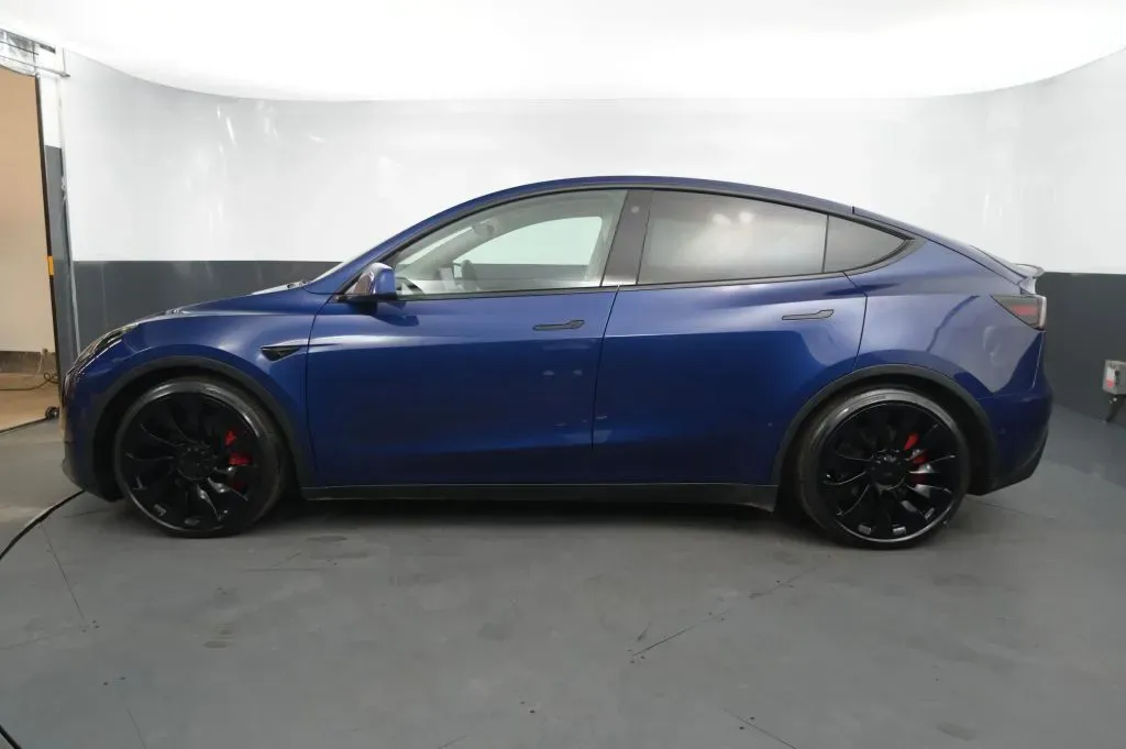 Tesla Model Y photo 2