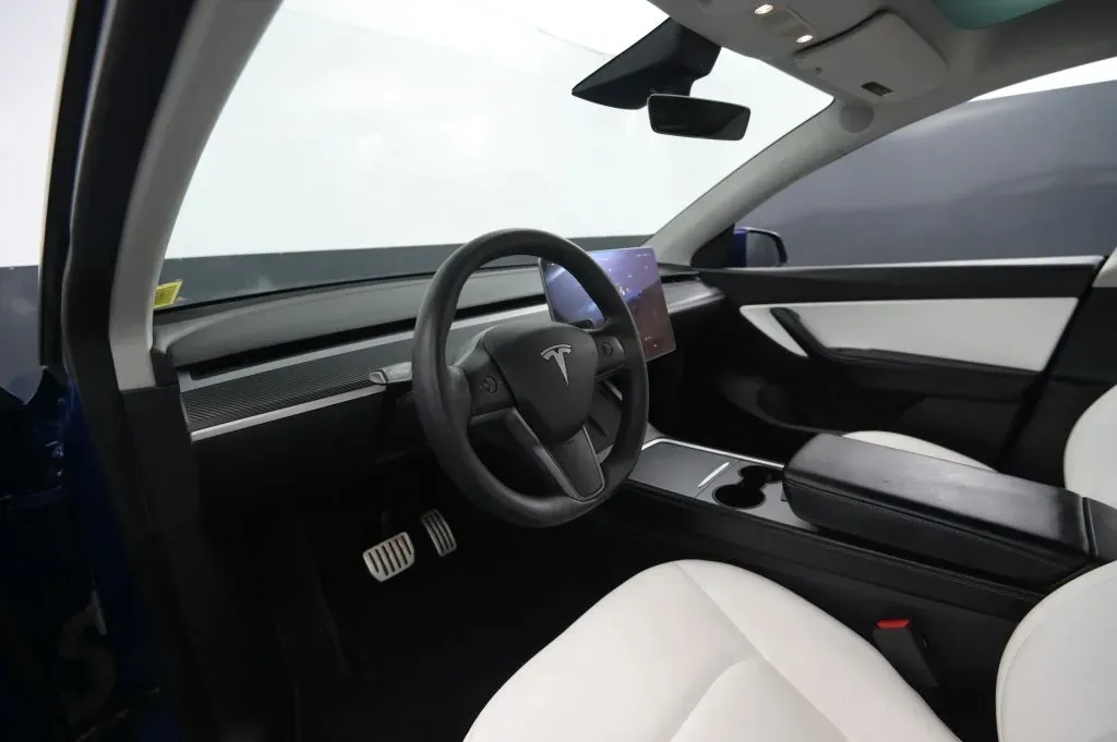 Tesla Model Y photo 39