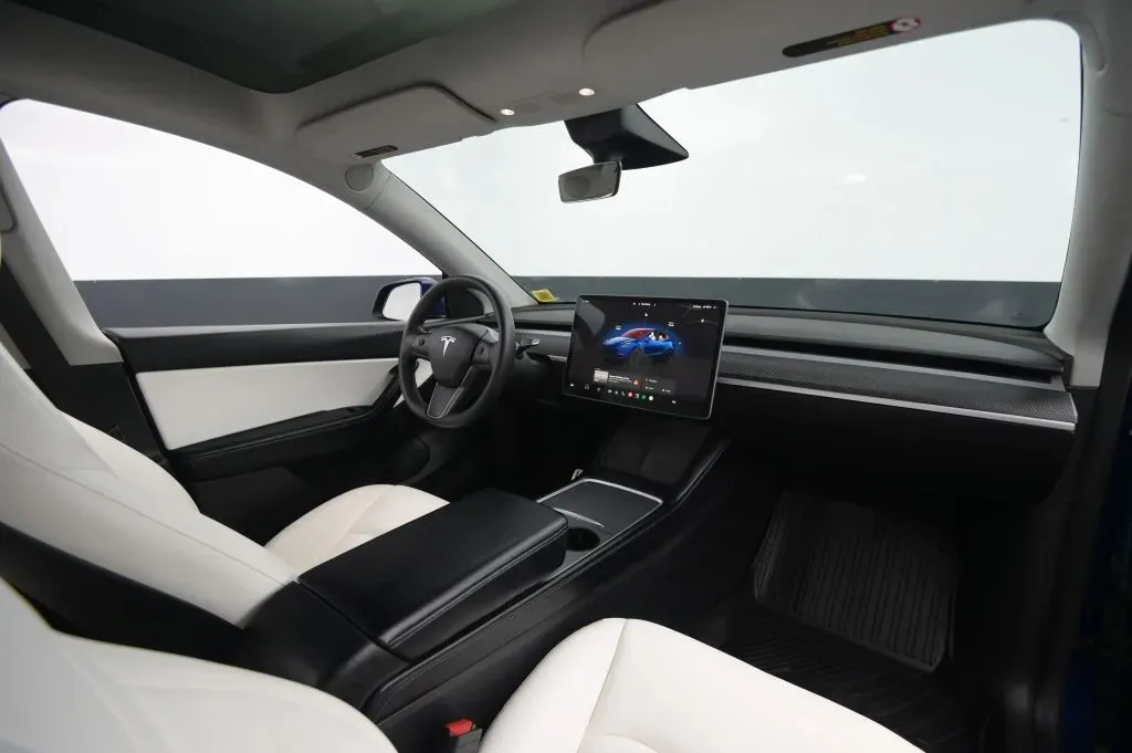 Tesla Model Y photo 48
