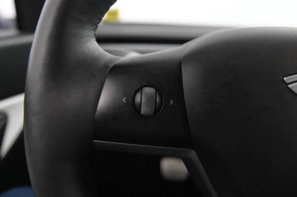 Tesla Model Y photo 23