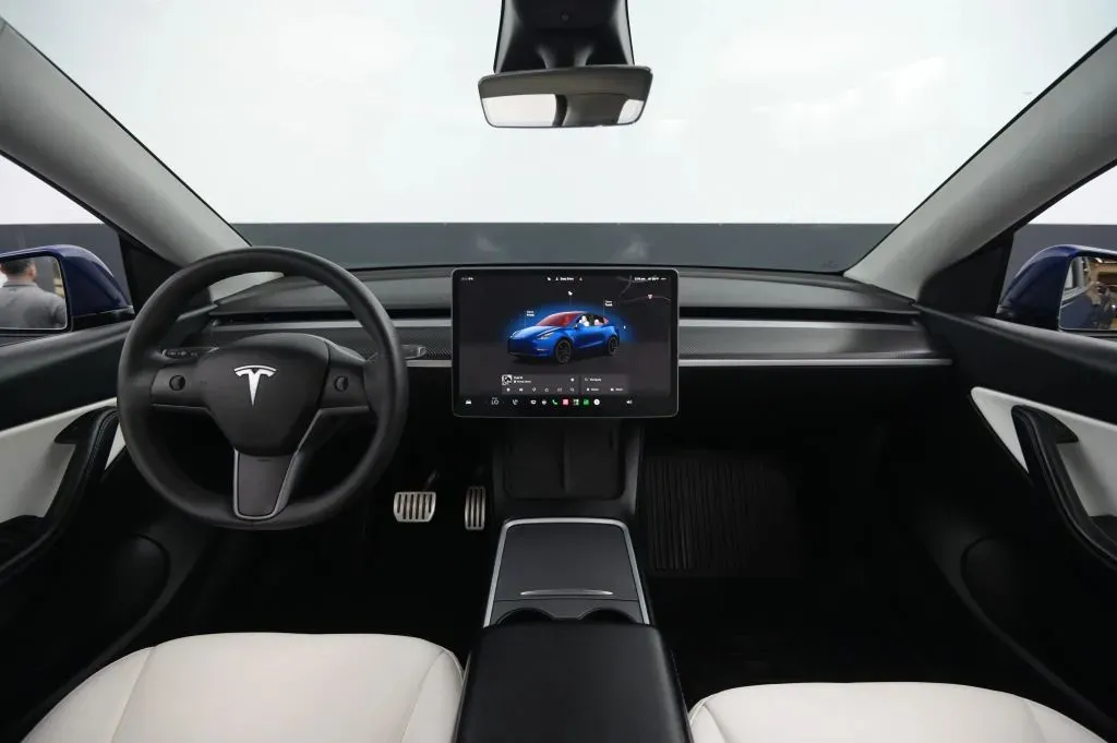 Tesla Model Y photo 32