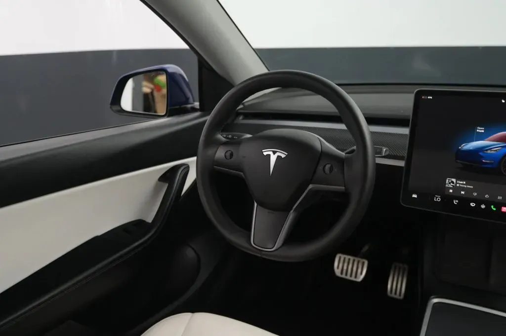 Tesla Model Y photo 35