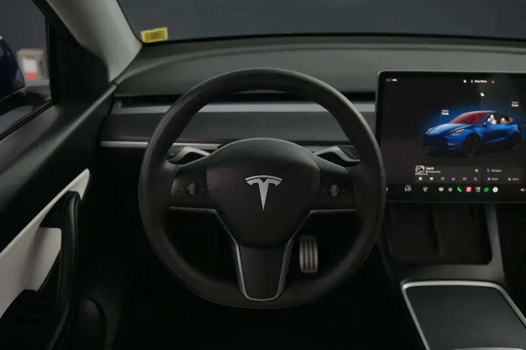 Tesla Model Y photo 37