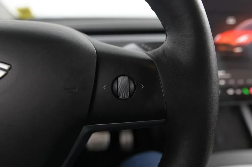Tesla Model Y photo 24