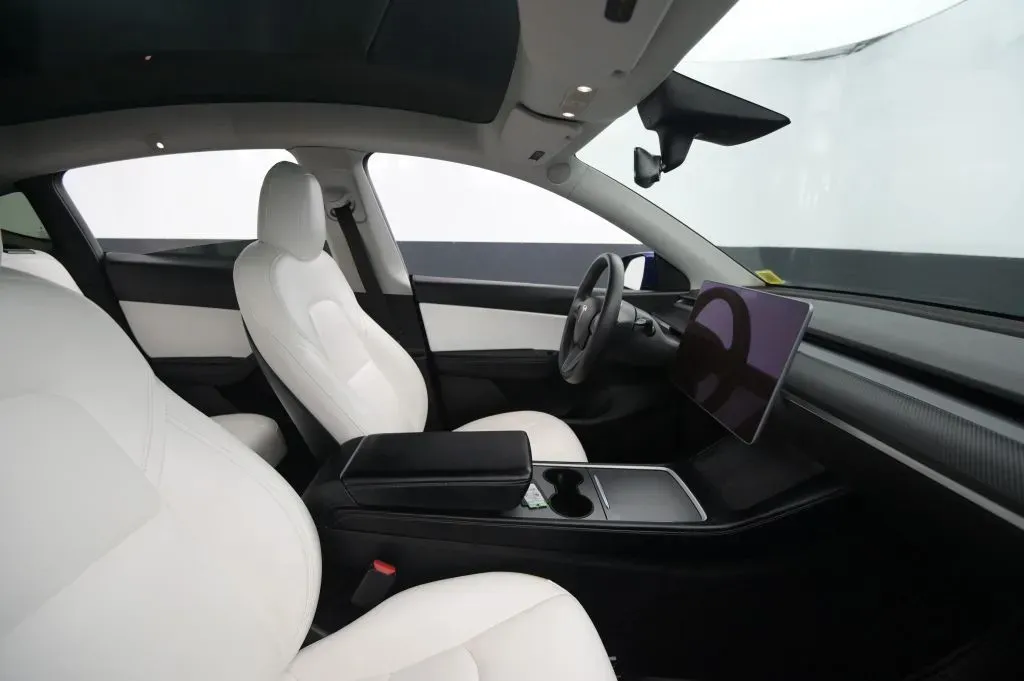 Tesla Model Y photo 50