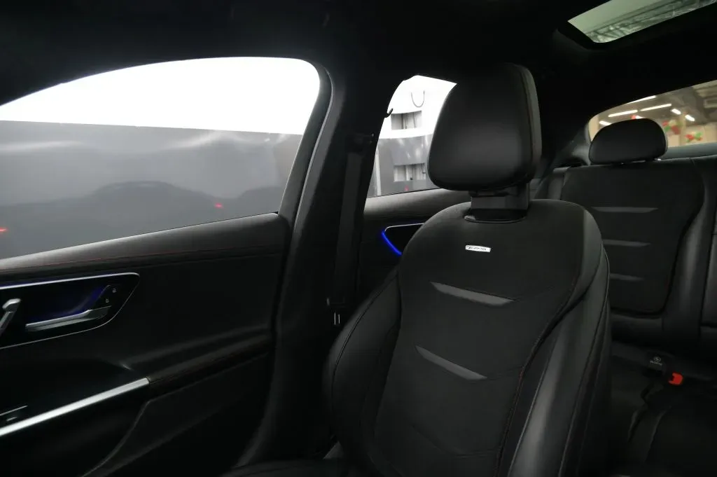 Mercedes-Benz C-Class photo 32