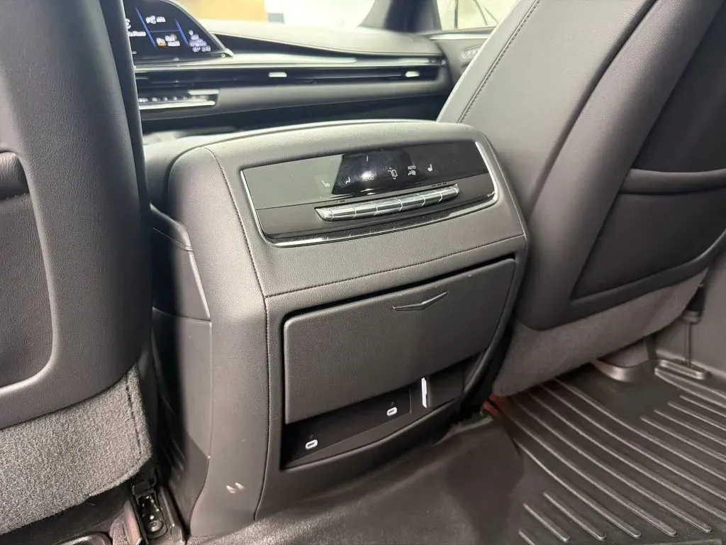 Cadillac Escalade ESV photo 33