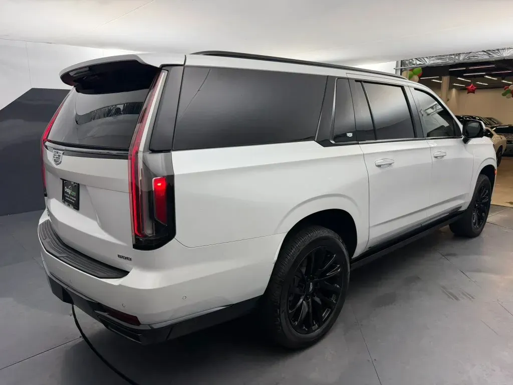 Cadillac Escalade ESV photo 4