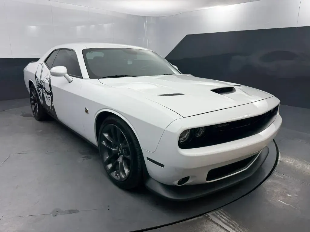 Dodge Challenger photo 7