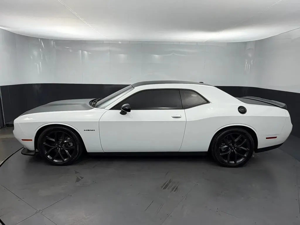 Dodge Challenger photo 2
