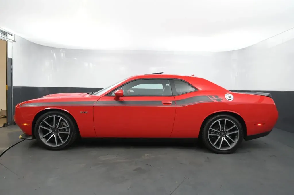 Dodge Challenger photo 2