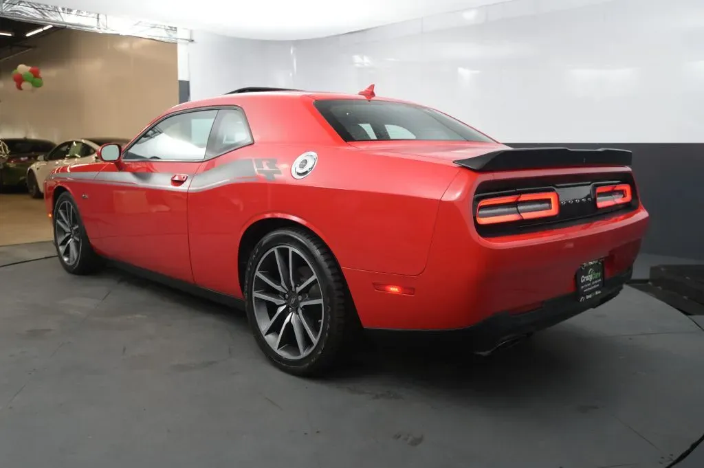 Dodge Challenger photo 3