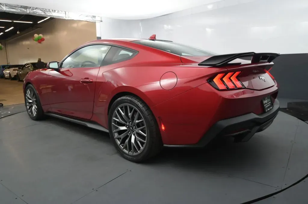 Ford Mustang photo 3