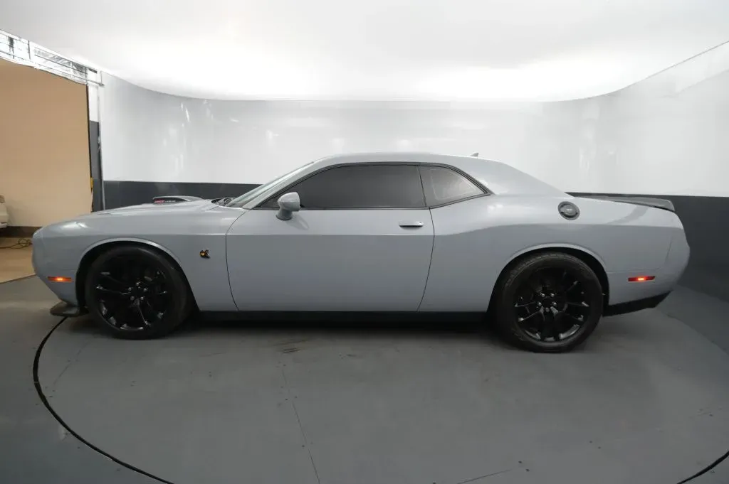 Dodge Challenger photo 2