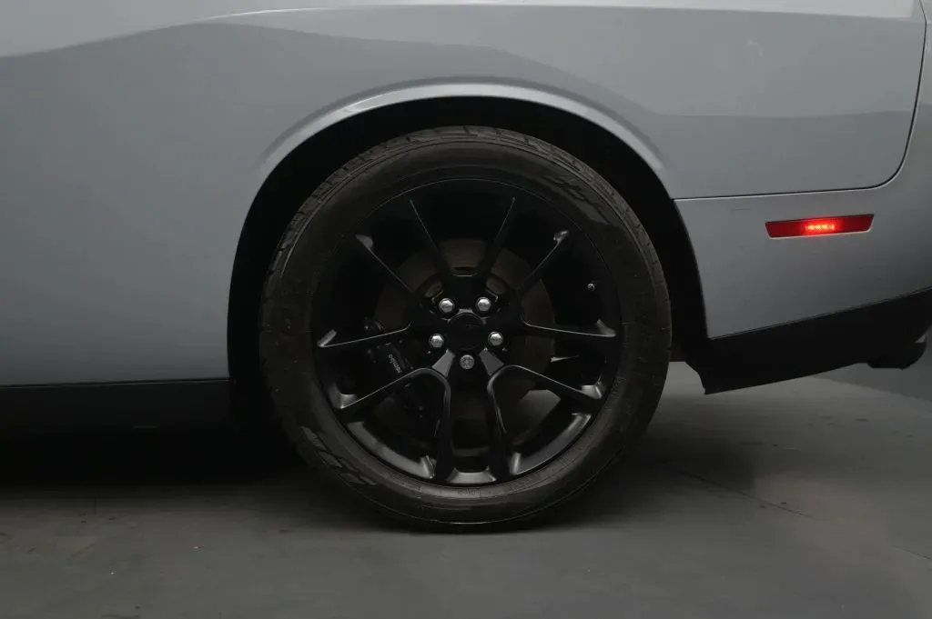 Dodge Challenger photo 12