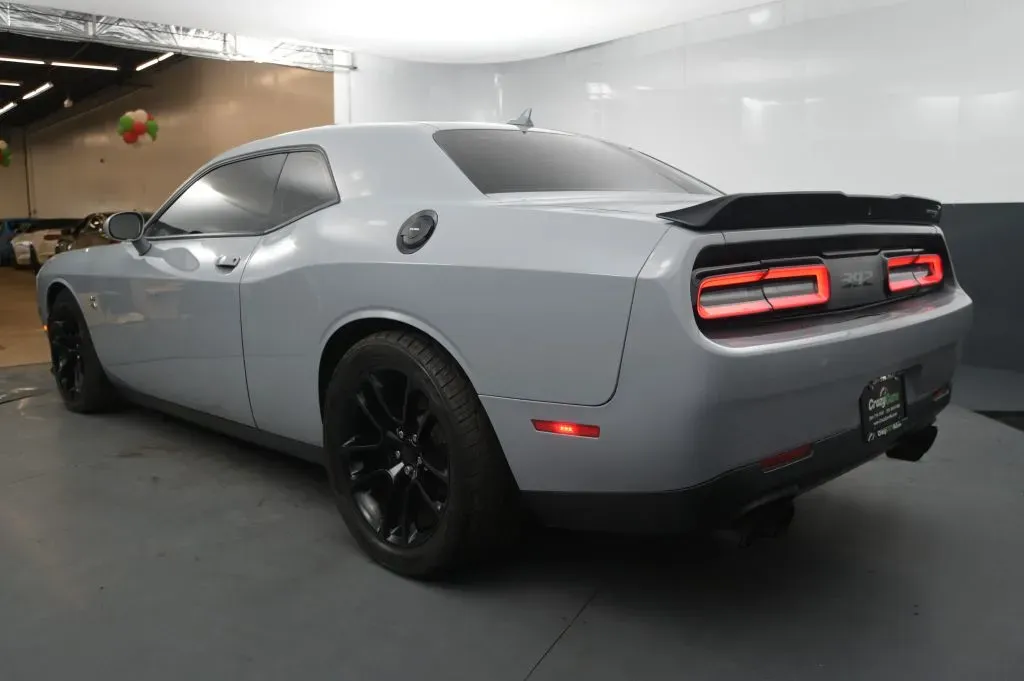 Dodge Challenger photo 3