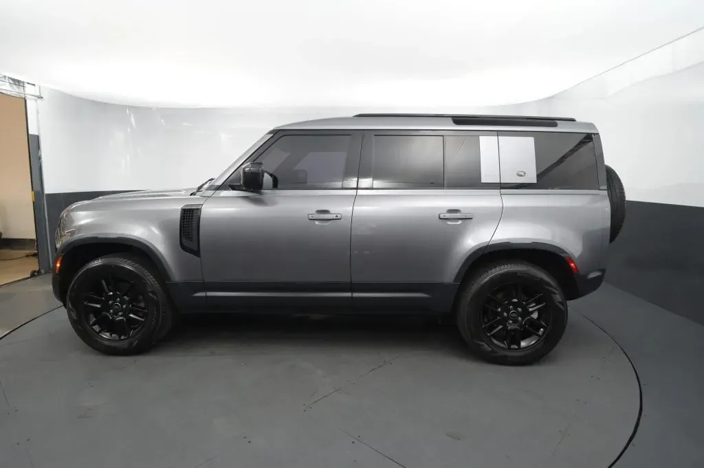 Land Rover Defender photo 2