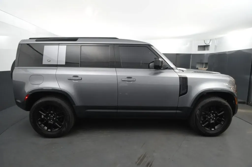 Land Rover Defender photo 6