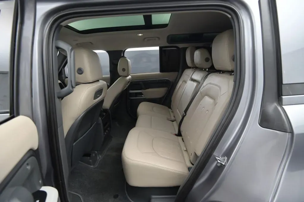 Land Rover Defender photo 43