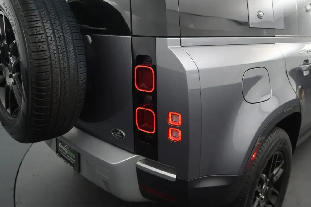 Land Rover Defender photo 16
