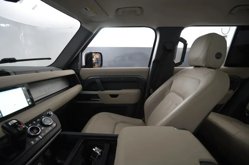 Land Rover Defender photo 30