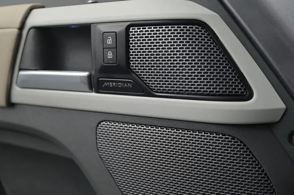 Land Rover Defender photo 21