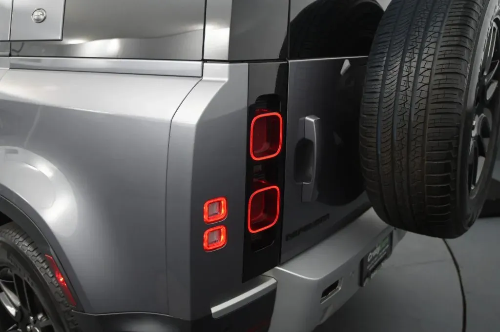 Land Rover Defender photo 15