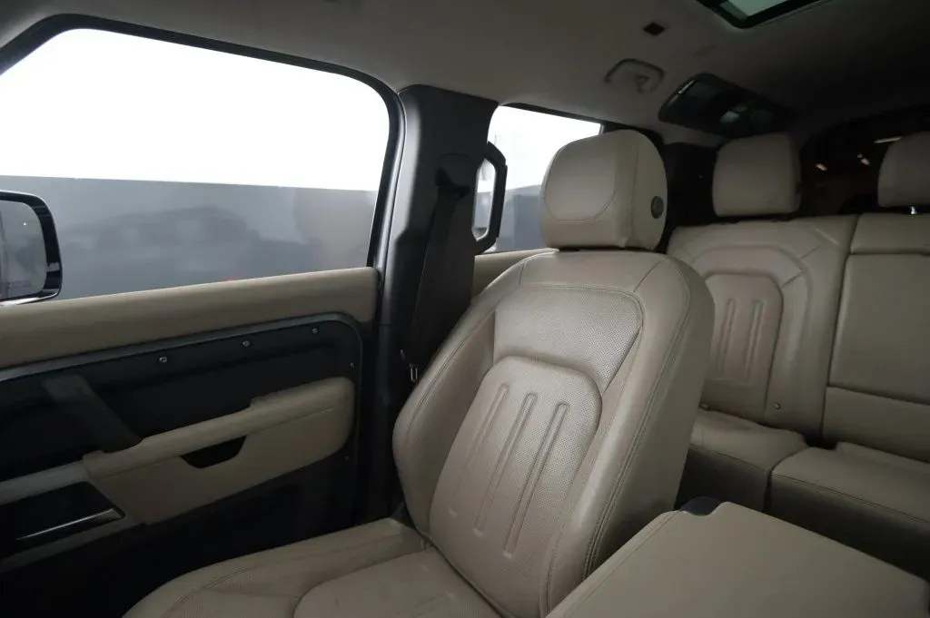 Land Rover Defender photo 31