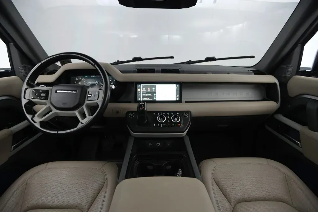 Land Rover Defender photo 33