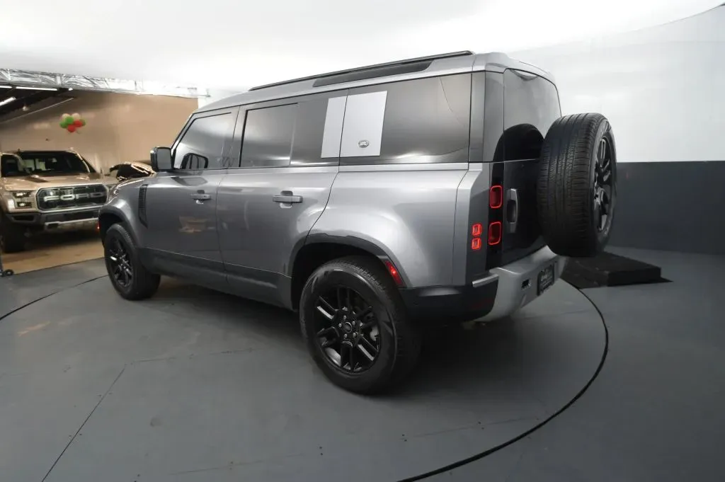 Land Rover Defender photo 3