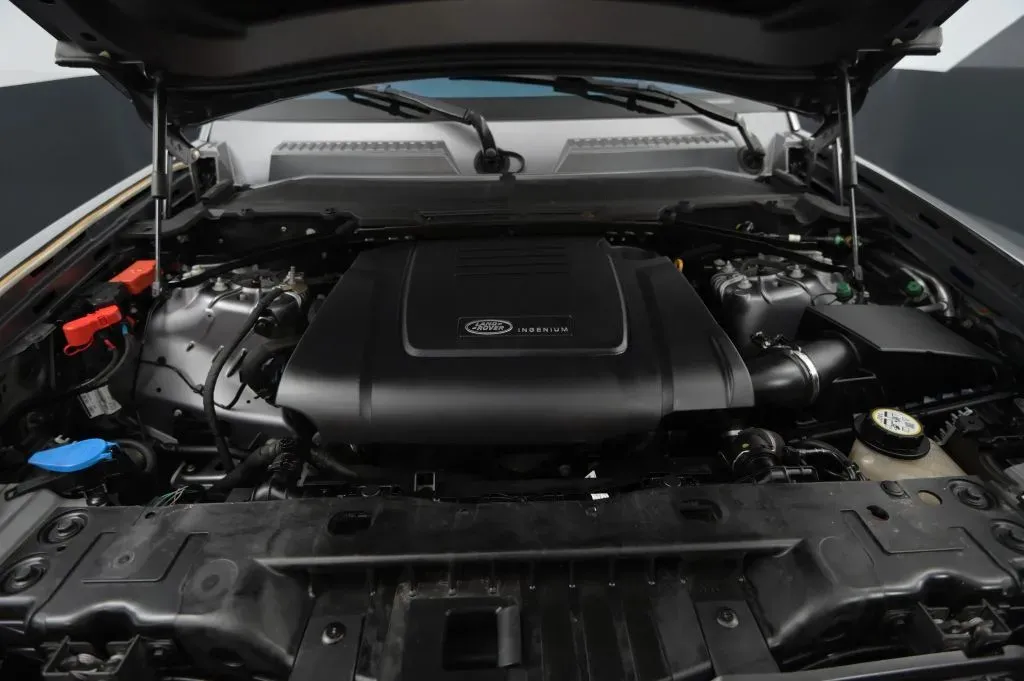 Land Rover Defender photo 19