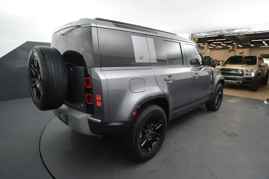 Land Rover Defender photo 5