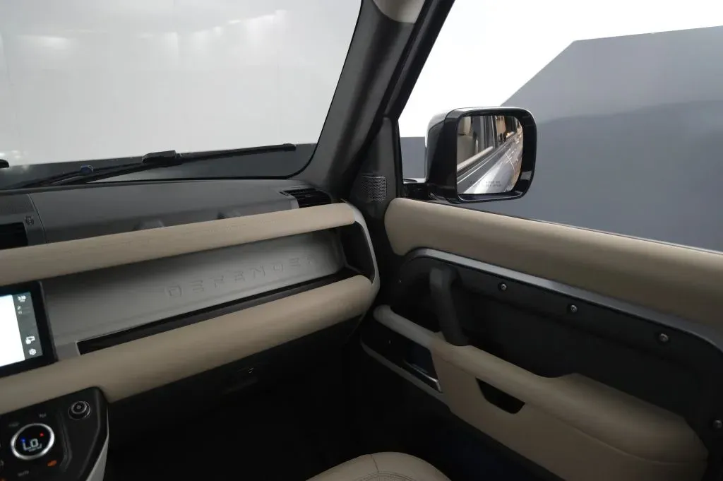 Land Rover Defender photo 36