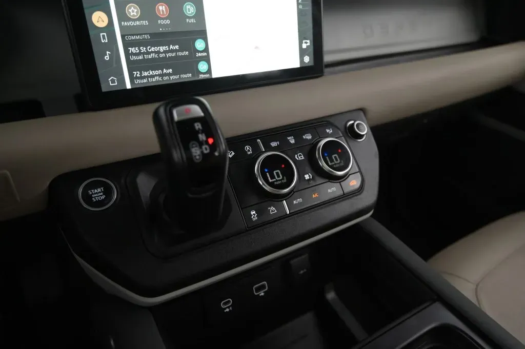 Land Rover Defender photo 28